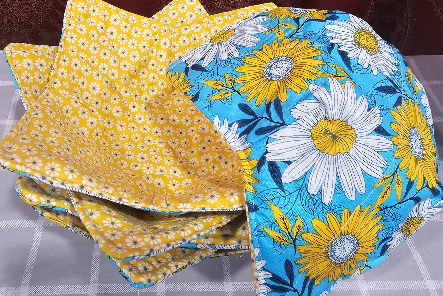 YELLOW & WHITE DAISY COZY